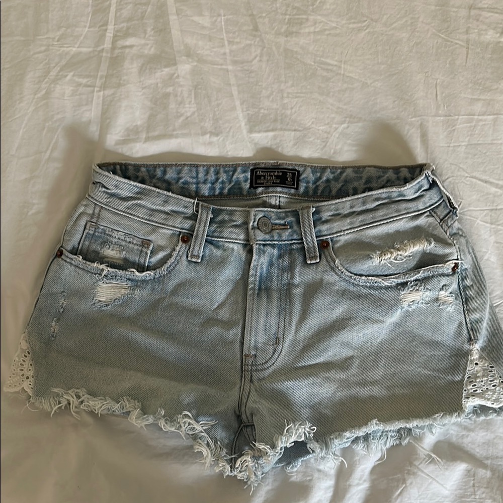Abercrombie denim jean shorts w/ lace detailing - women’s size 0 (25” waist)